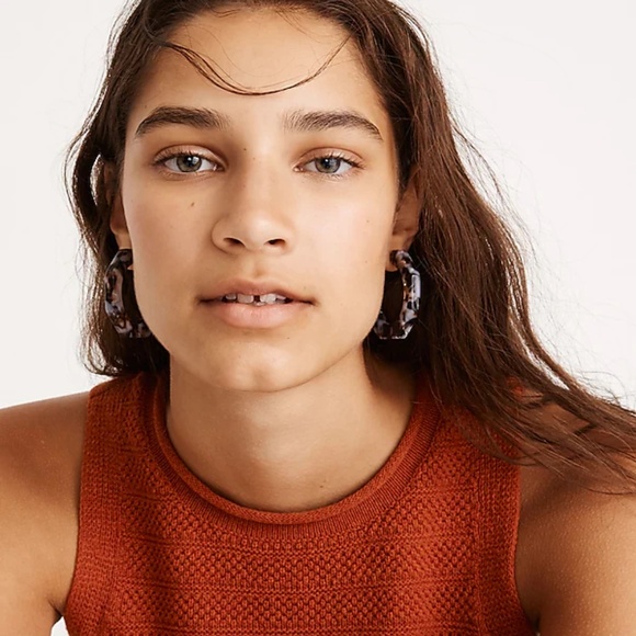 A new twist on our best-selling tortoiseshell acetate hoops these geometric stat - Picture 2 of 3